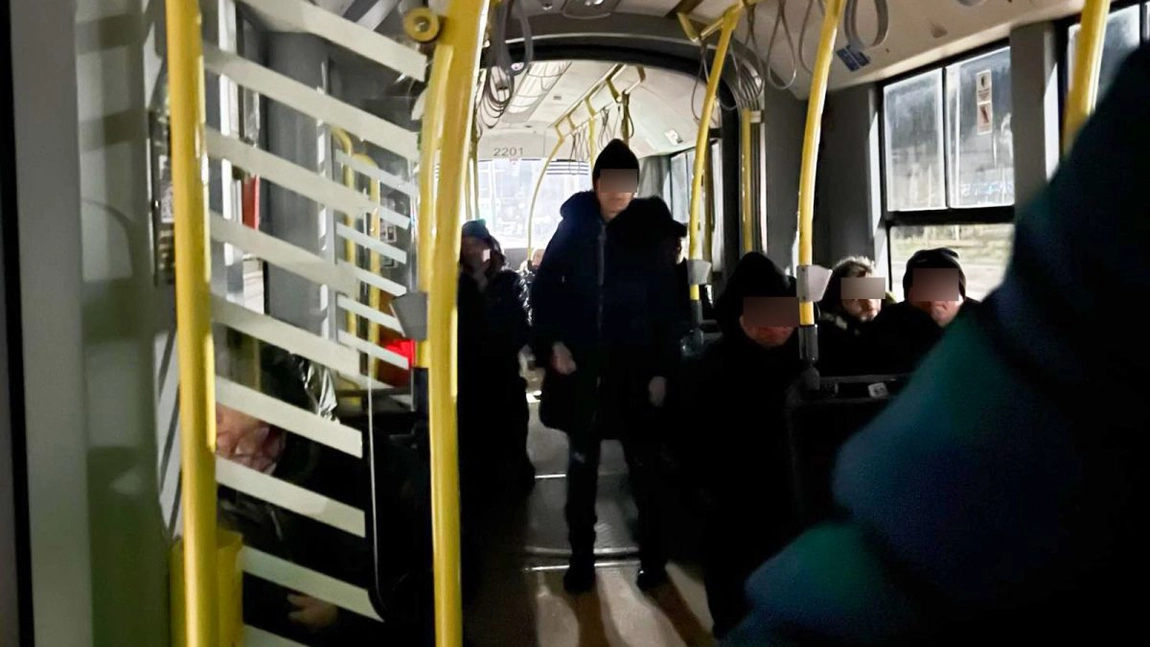 Clipe de panică într-un tramvai Pesa din Iași! Călătorii au fost evacuați imediat: „Fluctuațiile de tensiune sunt foarte mari, de la 420 de V până la 780 de V”