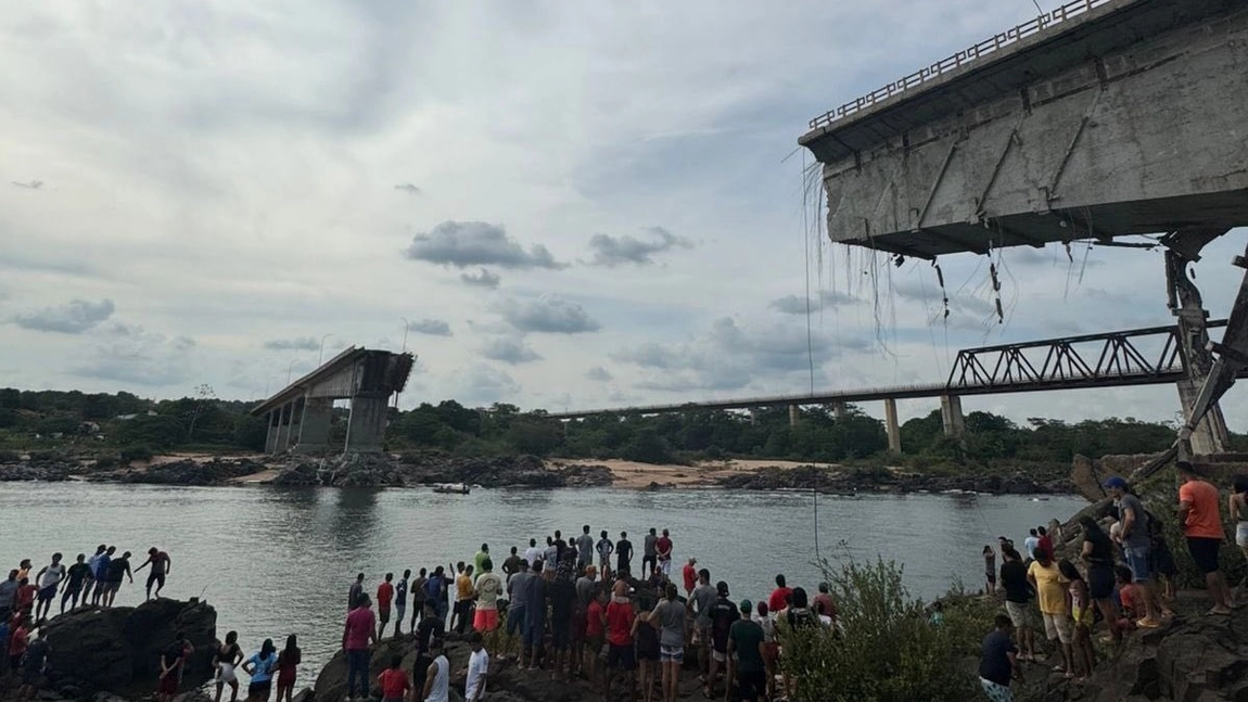 Un pod din Brazilia s-a prăbușit! Patru persoane au murit, iar alte 13 au dispărut. Iată momentul surpării