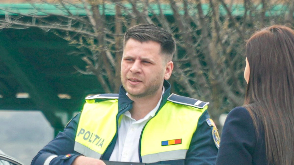 Tânăra care a încercat să-l mituiască pe polițistul Mihai Andrei pentru a obține permisul de conducere a fost condamnată la închisoare! Tabita a pus în dosar 350 de euro