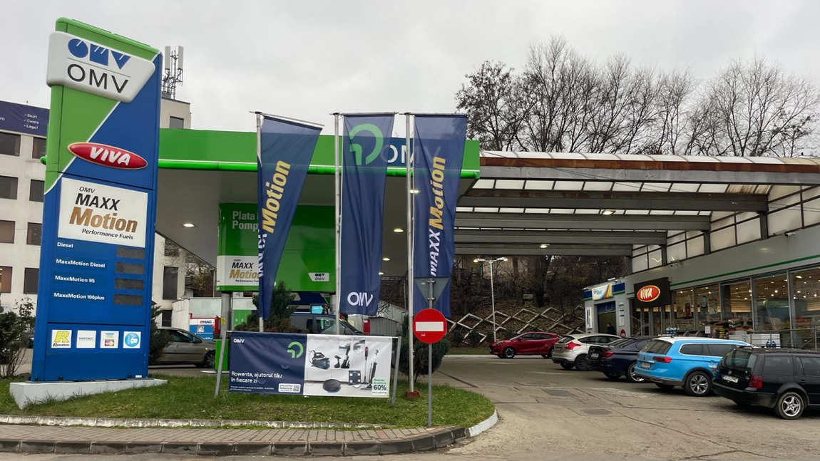 Scene de film, la OMW Nicolina! BMW-ul alb al unei domnișoare a fost distrus. Un individ cu „pata” pusă pe femeia pe care a iubit-o a aruncat cu scaune și cu un tomberon