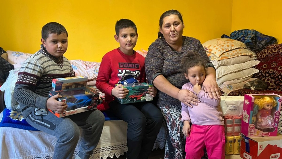 Prietenii lui Moș Crăciun au adus speranța familiei care și-a pierdut casa într-un incendiu devastator! Copilașii și-au luat, emoționați, în brațe părinții când au văzut darurile primite: „Este o zi pe care nu o vom uita niciodată”
