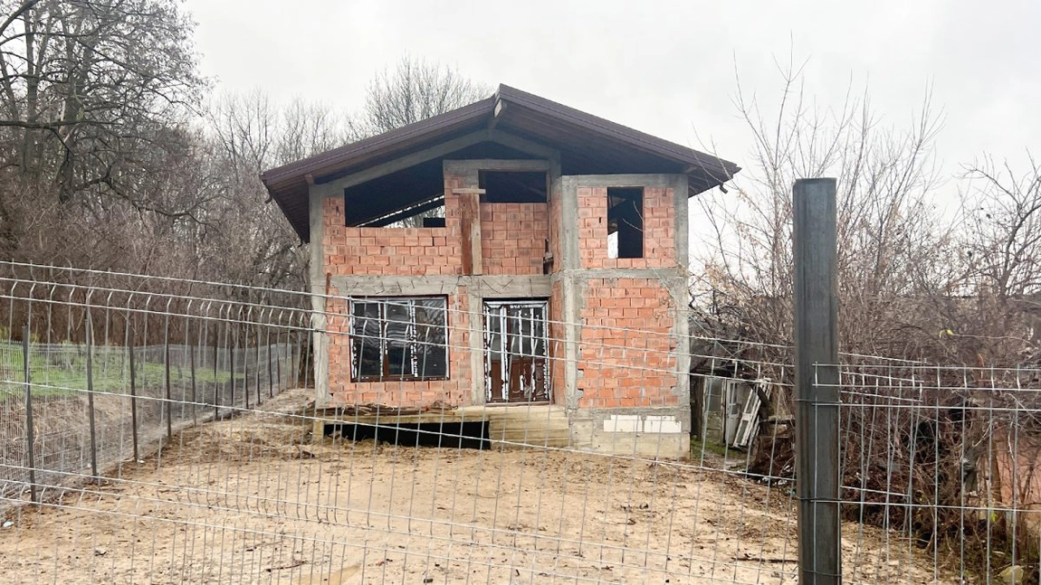 Un bărbat din Iași a început să-și construiască o casă, însă s-a trezit cu polițiștii la poartă. Iată ce au descoperit oamenii legii: „Cred că un vecin a făcut reclamație”