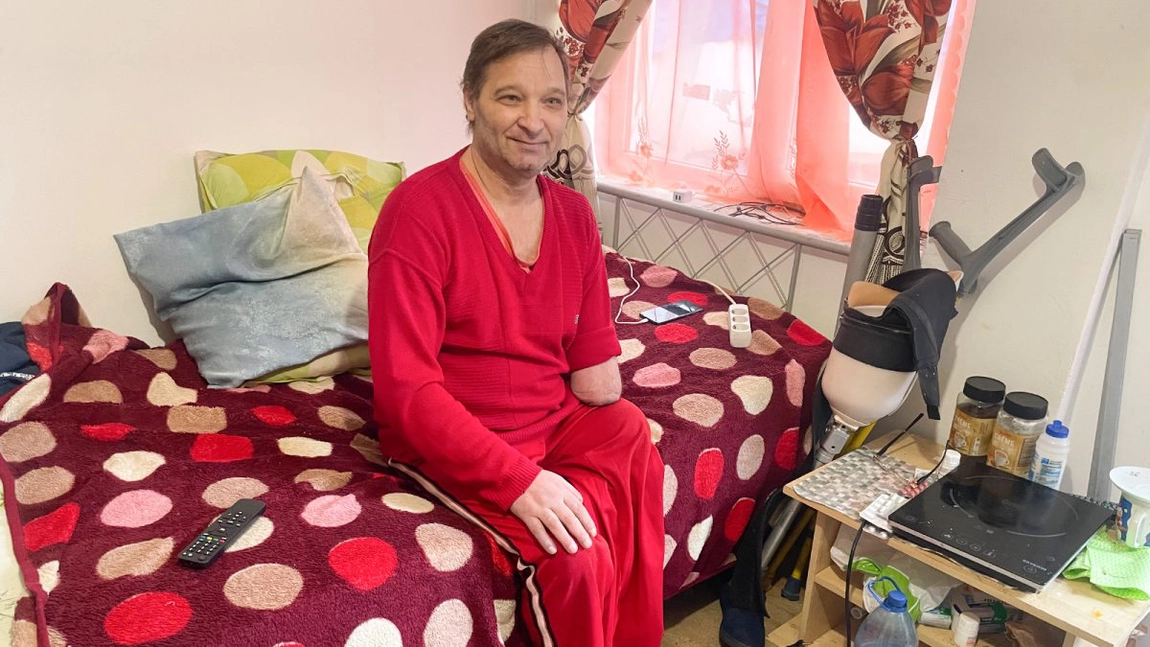 Problemele de sănătate, sărăcia și singurătatea îl fac pe acest bărbat să nu-și mai dorească să vină Crăciunul! Florin Pavel și-a pierdut un braț și un picior, iar de atunci viața sa a devenit un chin