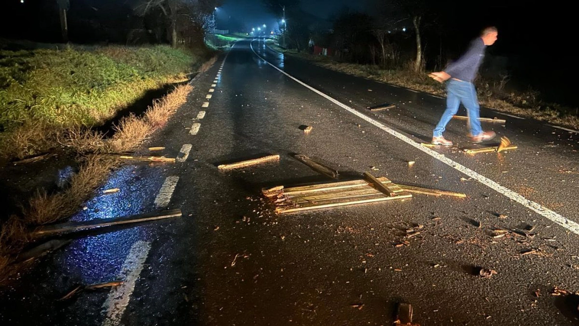 Capcană periculoasă, pe o stradă din județul Iași! Șoferii au fost puși în primejdie de câțiva localnici teribiliști: „Puteai să te răstorni cu mașina”