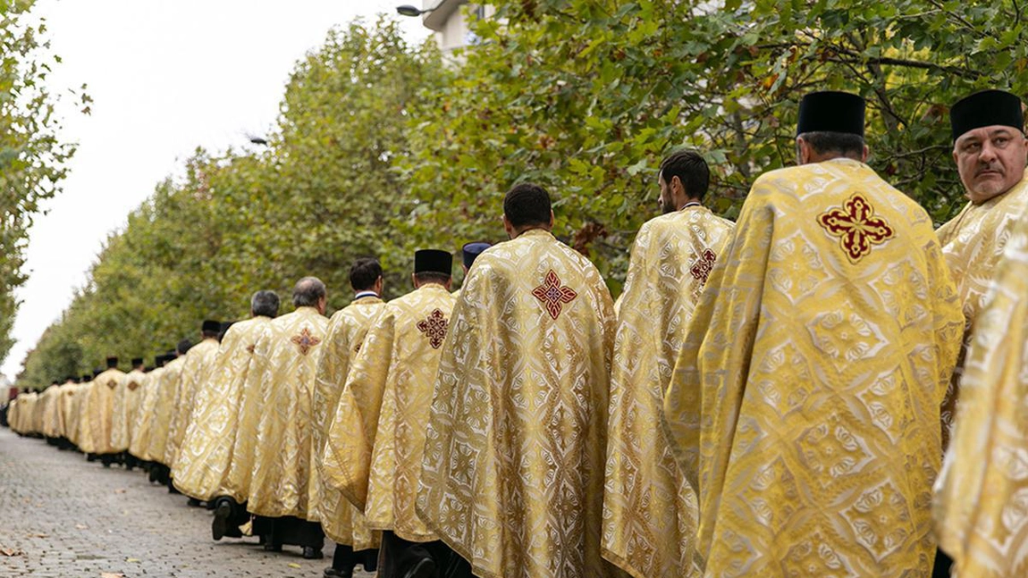 Preoții care cer bani pentru înmormântări sau căsătorii pot fi dați afară din biserică. Iata unde îi poți reclama