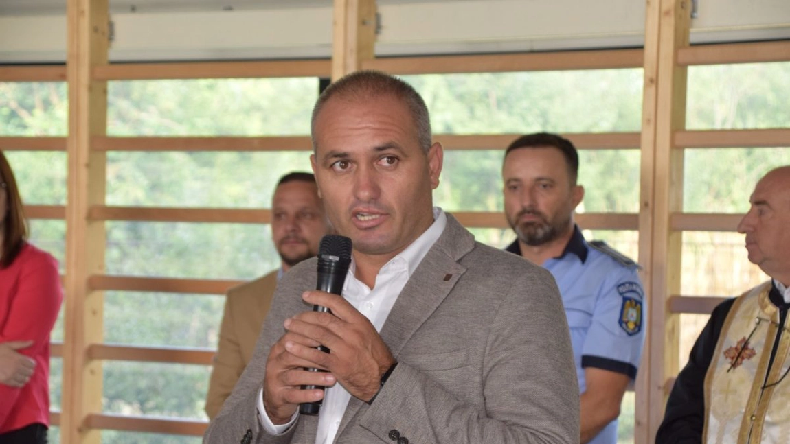 Controversatul primar al comunei Crevedia, arestat după ce a exploatat o persoană cu handicap