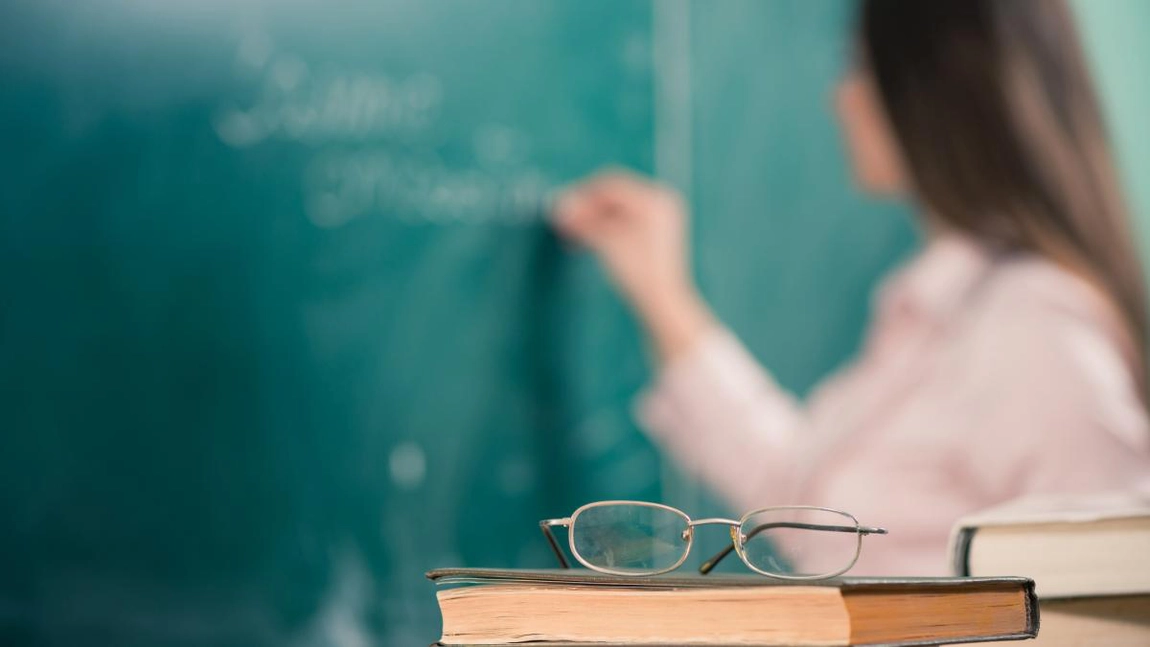Bani în plus pentru profesorii care lucrează sâmbăta și duminica! În ce condiții se acordă stimulentul financiar