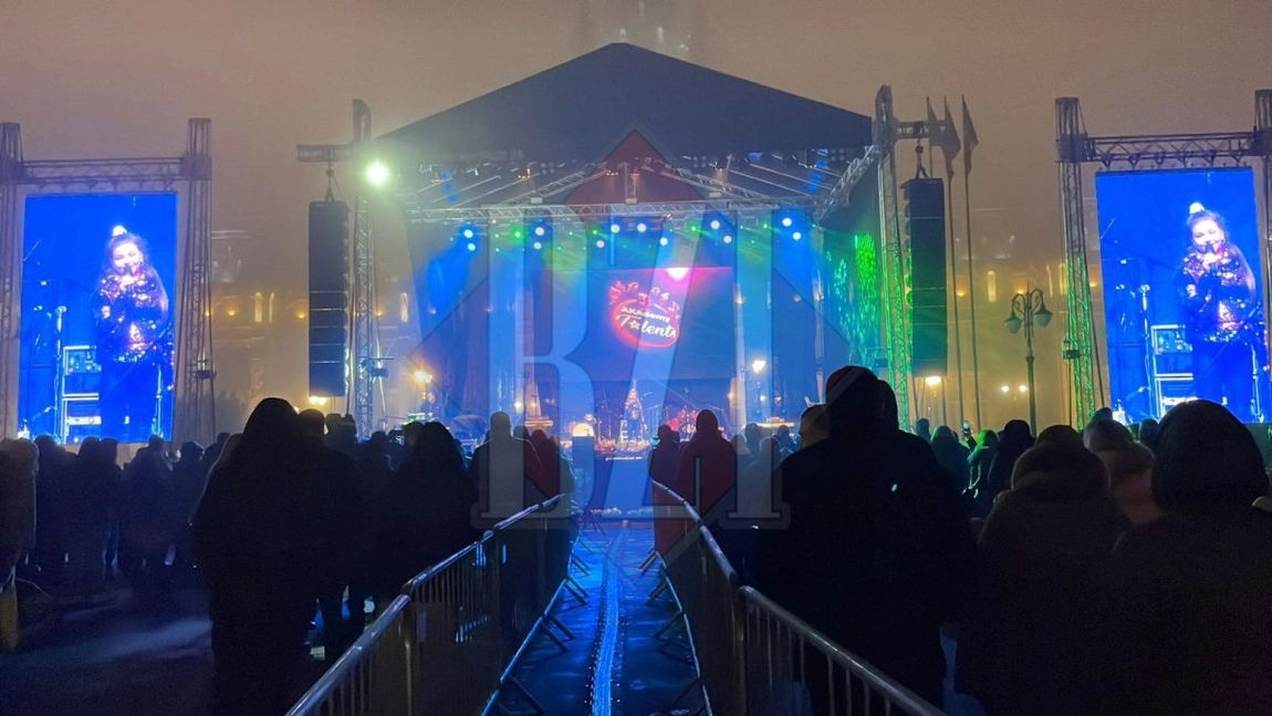 Revelionul Copiilor în Iași! Mii de persoane au ieșit în piața din fața Palatului Culturii - LIVE VIDEO