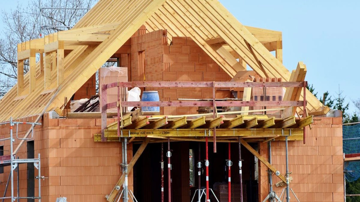 O nouă lege pentru românii care construiesc sau dărâmă o casă! Ce obligație au aceștia