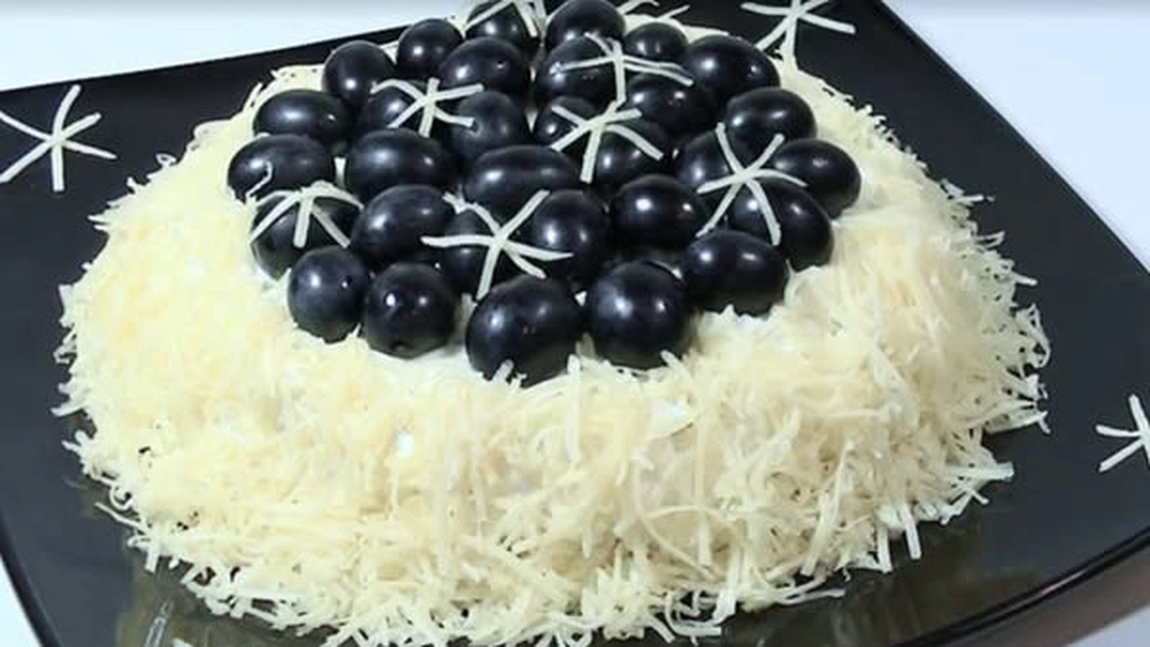 Salată “Perla neagră” pentru Revelion. Rețeta care aduce noroc în noul an