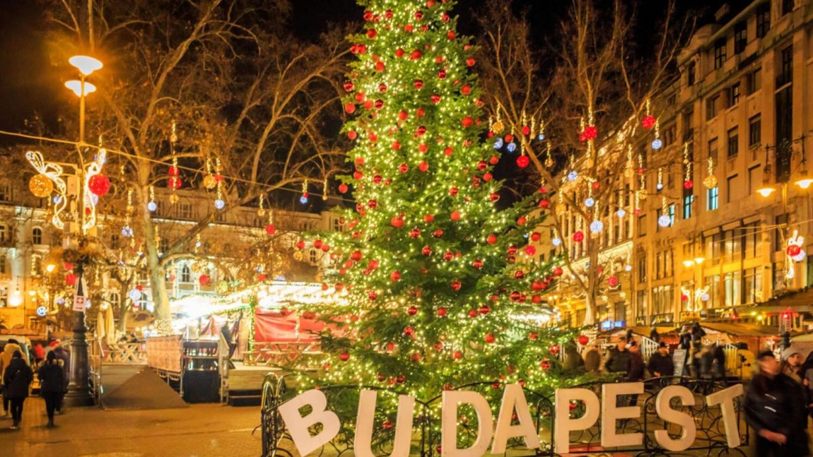 Prețuri mari la Târgul de Crăciun din Budapesta. Cât costă două sarmale și un langoș