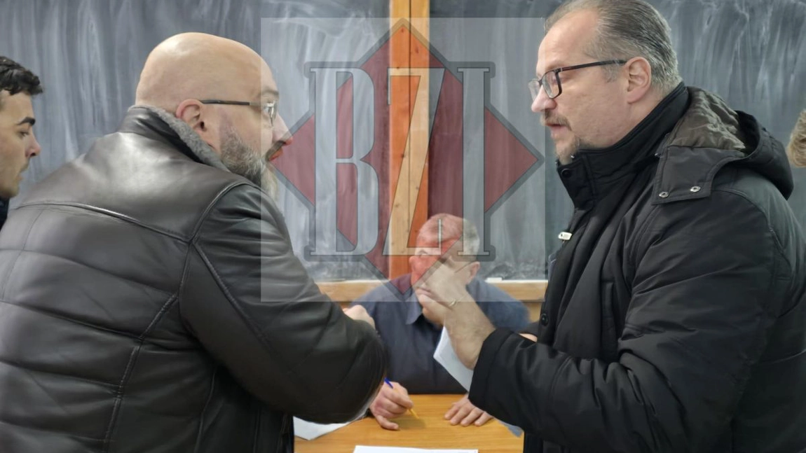 Scandal la o secție de vot din Iași. Marius Ostaficiuc și membrii AUR au ajuns la fața locului - LIVE VIDEO