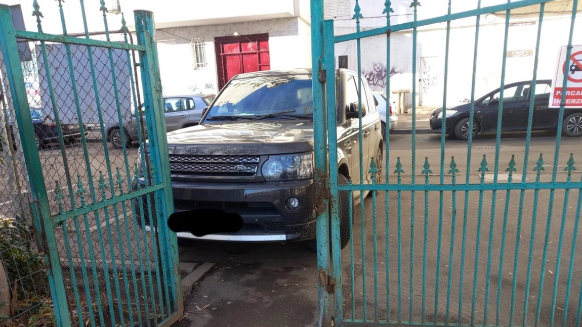 O șoferiță a blocat intrarea într-o școală din Iași, după ce și-a parcat Range Rover-ul în fața porții. Iată cum a fost sancționată femeia