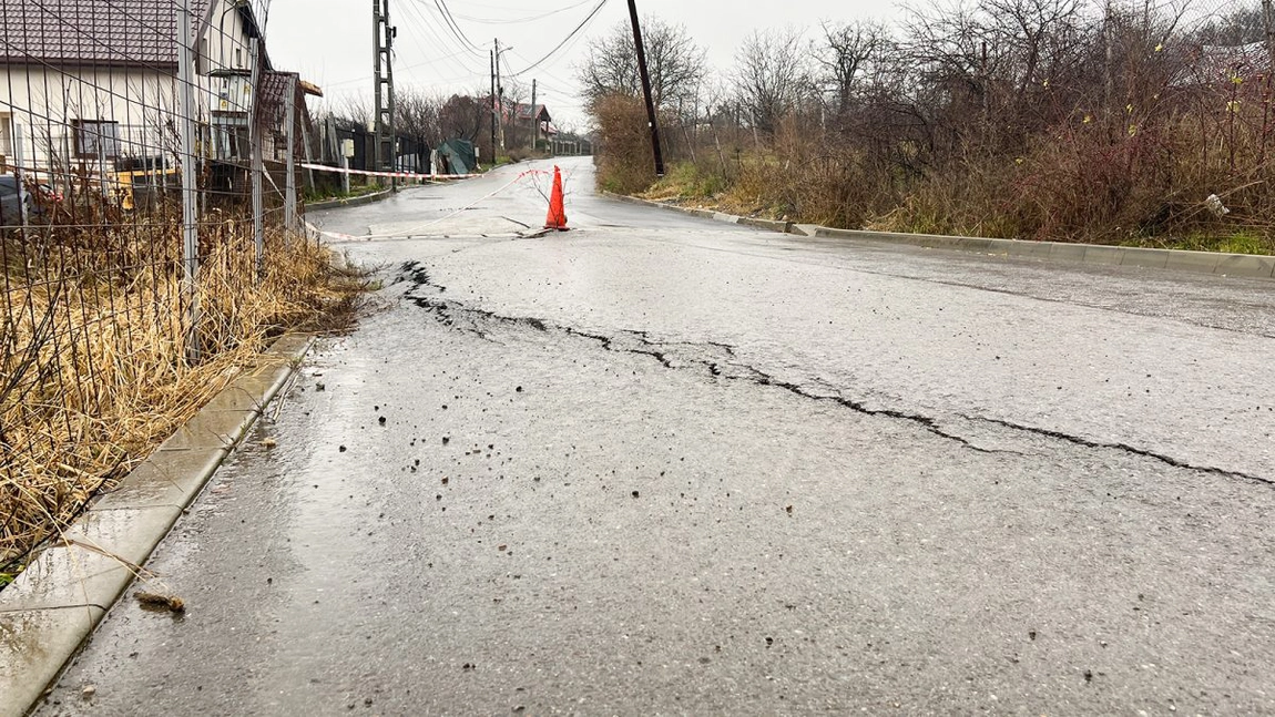 Pericol uriaș, în Iași! O stradă din Copou se surpă, iar casele oamenilor sunt puse în pericol. Drumul a fost asfaltat în urmă cu 2 ani