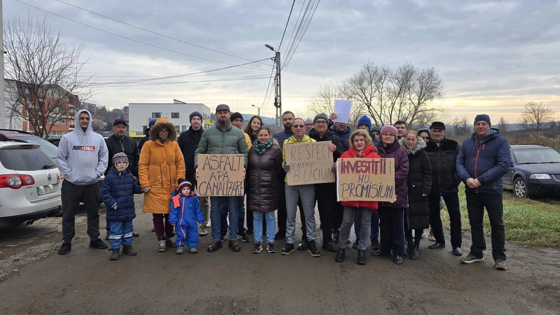 Locuitorii de pe o stradă din Bucium au protestat, nemulțumiți de drumurile dezastruoase: „Se formează cratere, de parcă mergi cu barca pe valuri, așa se mișcă mașina”