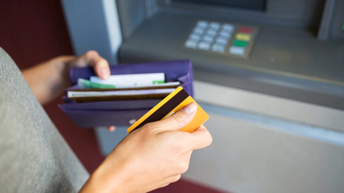 Suma de bani pe care nu este bine să o scoți de la bancomat! Riști să intri în vizorul autorităților
