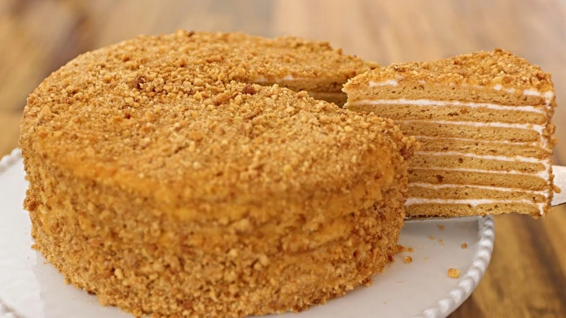 Tort Medovik, rețetă originală. Gust delicat și textură ușor crocantă