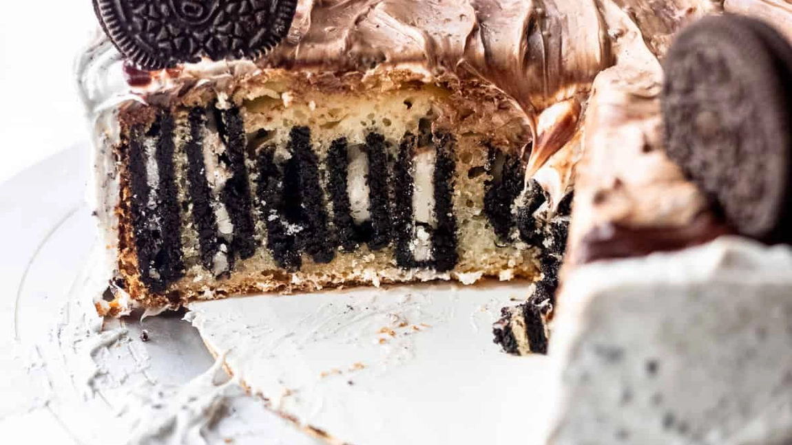 Tort Oreo. Rețetă delicioasă cu un gust intens de ciocolată și cremă fină