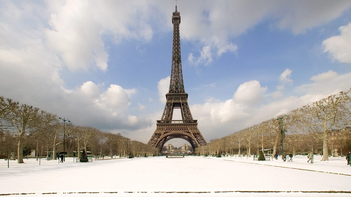Turnul Eiffel, evacuat în Ajunul Crăciunului! Vizitatorii sunt în siguranță, dar monumentul rămâne închis