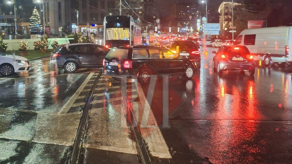 Dezastru în traficul din Iași. Mai multe tramvaie au deraiat și au blocat circulația