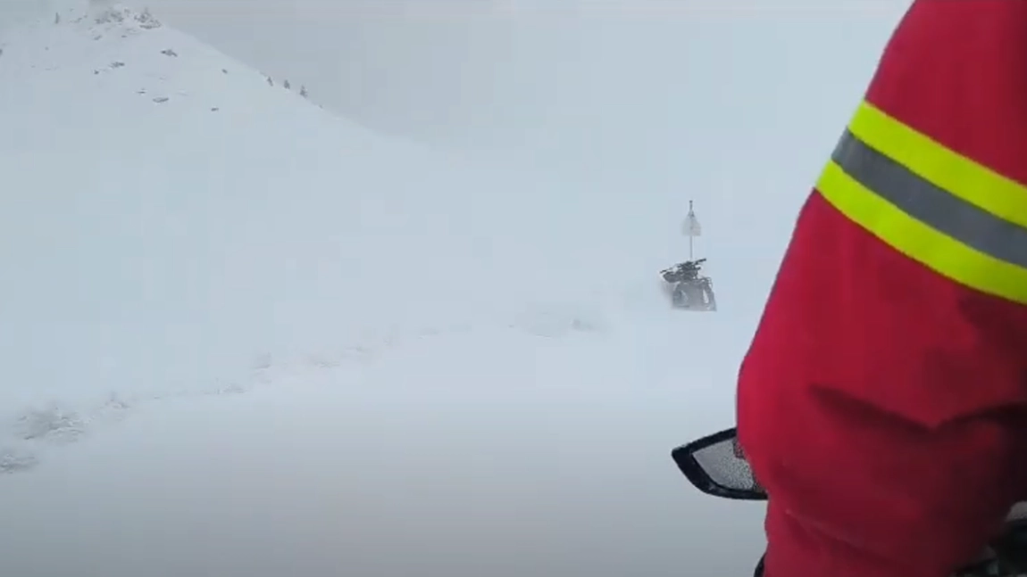 Intervenție dificilă în Munții Bucegi! Salvamontiștii din Sinaia au salvat un turist care s-a aventurat cu bicicleta în viscol