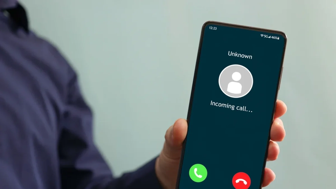Înșelătorie printr-un simplu apel telefonic! Cum pot escrocii să-ți fure datele și cum te poți proteja