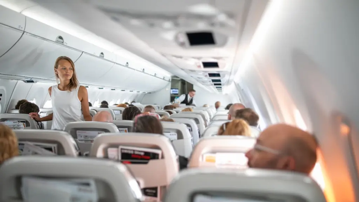 Tendința de călătorie cu avionul care agită rețelele sociale. Tot mai mulți pasageri sunt revoltați 