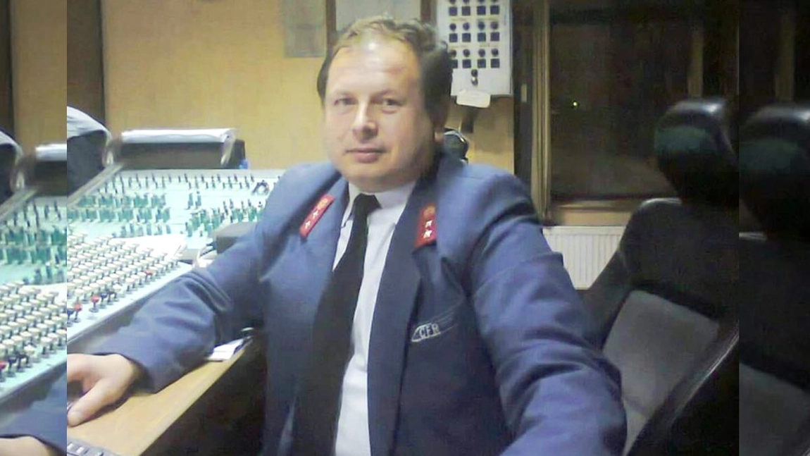 Costel Apetrei este unul dintre cei mai experimentați angajați de la CFR! De 29 de ani a dirijat mii de trenuri din stația Pașcani: „Am stat mai mult la gară decât acasă”