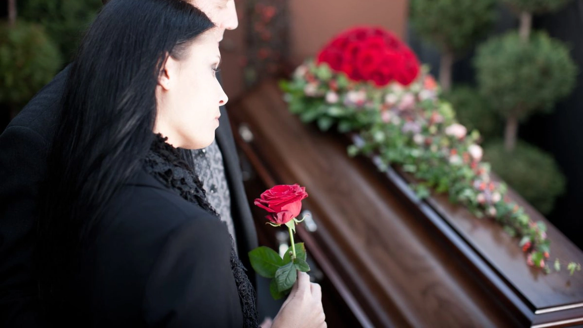 Care sunt actele necesare acordării ajutorului de înmormântare. Iată câți bani primesc românii