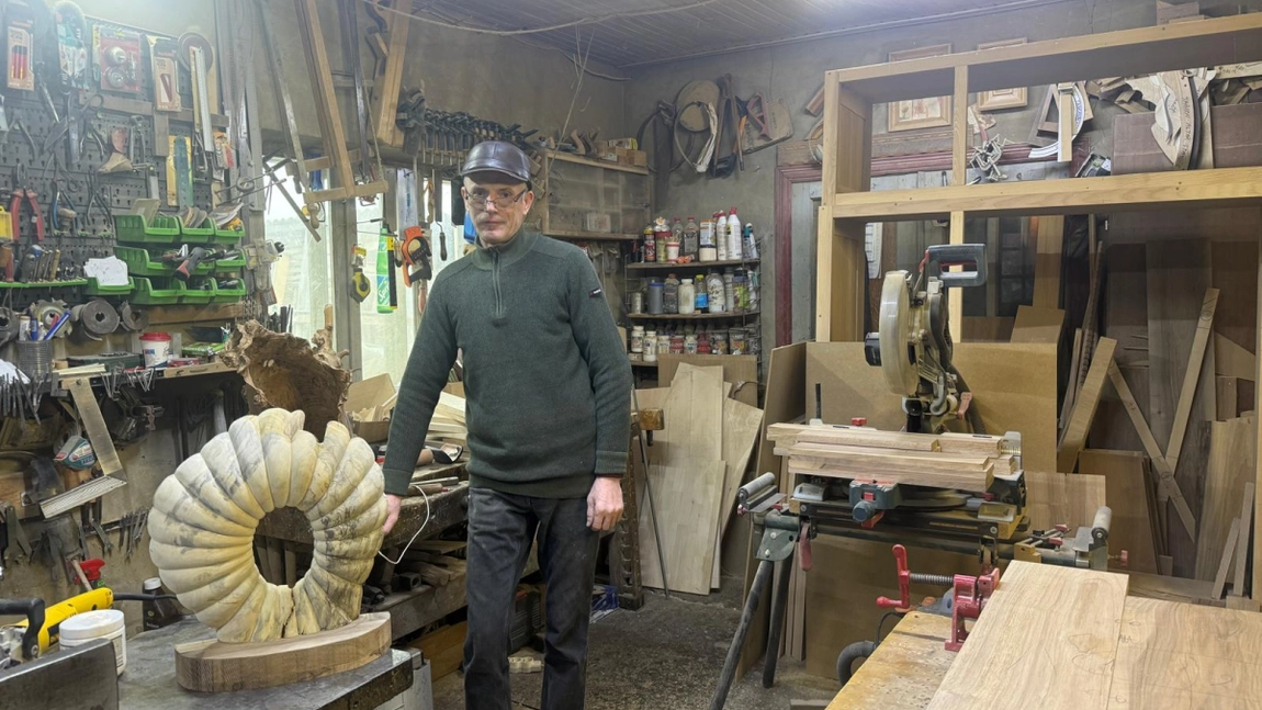 Cătălin Hădăr, ieșeanul care a sculptat scaunul Papei Francisc, transformă rădăcinile de copaci din pădure în adevărate opere de artă. Bărbatul lucrează cu lemn vechi de peste 200 de ani: „Trebuie să ai har ca să faci meseria asta”