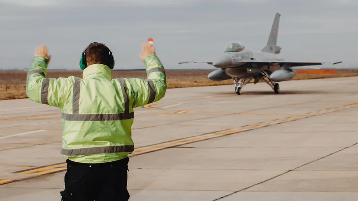 Încă un avion F-16 Fighting Falcon cumpărat de la Norvegia a ajuns în România