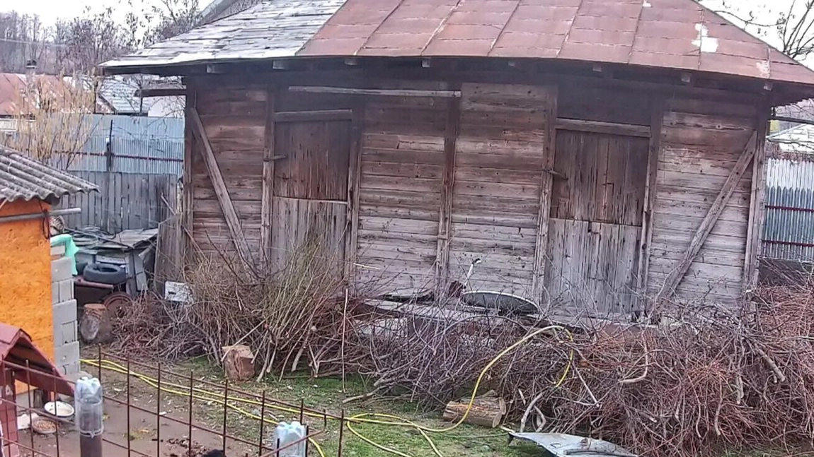 „Casa diavolului” din Dolhești: Un copil de 12 ani a fost sechestrat într-un hambar și bătut de iubitul mamei sale. Nici fratele mai mic nu a scăpat de teroare