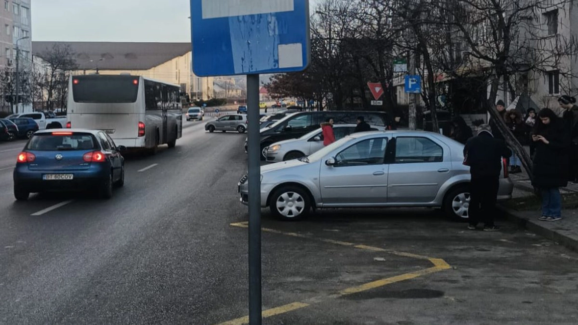 Municipiul Iași s-a umplut de mașini parcate neregulamentar după vacanța de iarnă. Polițiștii au dat zeci de amenzi
