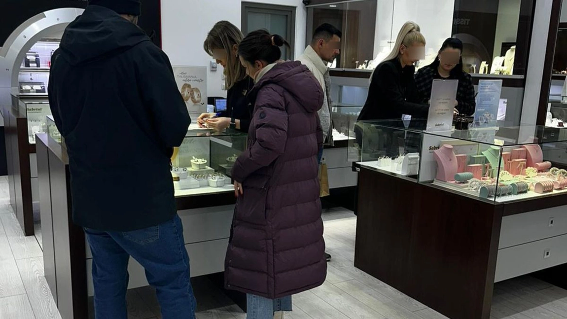 Ieșenii au luat la pas magazinele pentru a alege cadoul perfect de Sfântul Ioan. Bijuteriile, ceasurile și parfumurile, în topul preferințelor