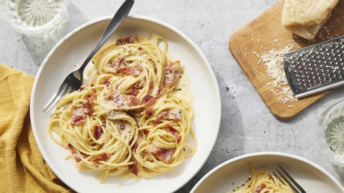 Află care sunt ingredientele de care ai nevoie pentru pastele carbonara. Rețeta originală, secretul preparatului cu sos alb