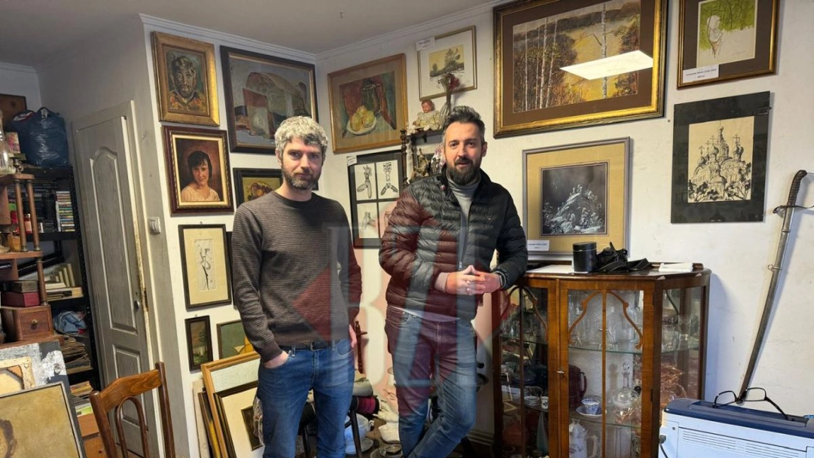Doi prieteni din Iași au transformat pasiunea pentru istorie într-o afacere de succes. Magazinul de antichități „La Belle Epoque” redă viață trecutului