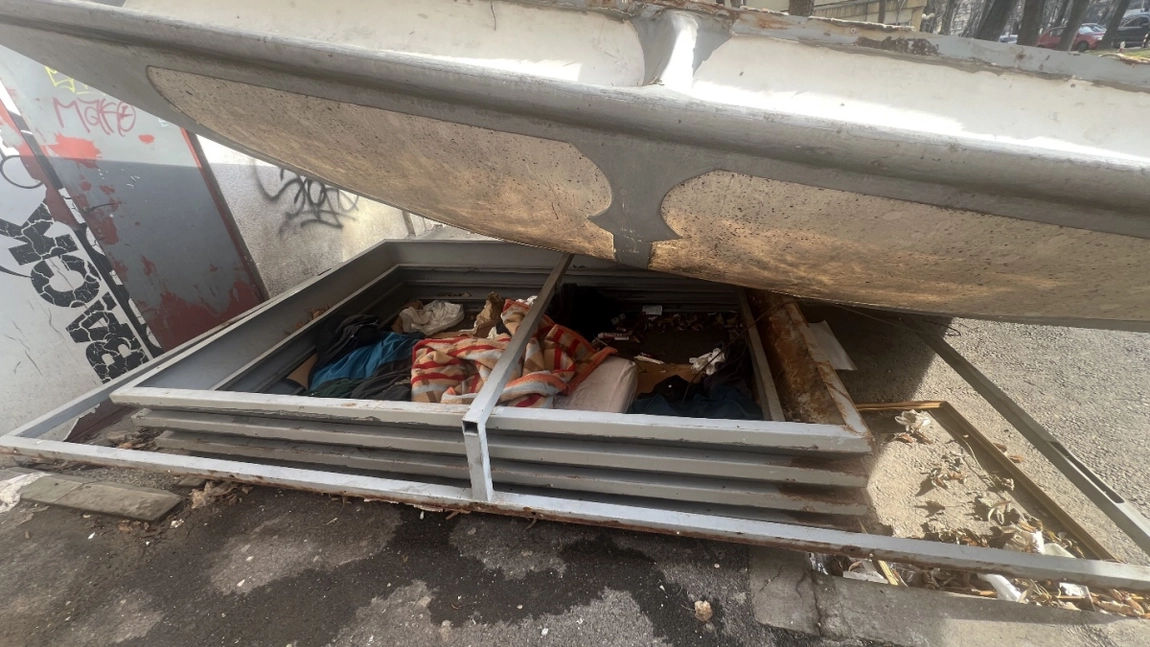 Un afacerist din Iași și-a abandonat chioșcul în centrul orașului, deși era obligat să elibereze spațiul public. Boschetarii l-au transformat în adăpost