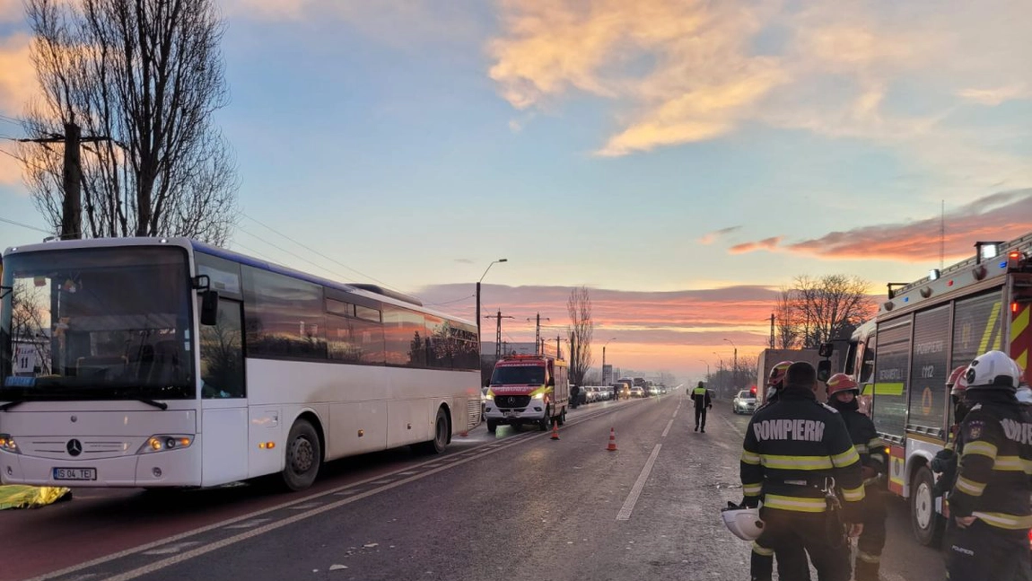 Încă o tragedie la Leţcani! O femeie de 44 de ani a murit după ce a fost izbită de o mașină și proiectată sub un autobuz - UPDATE