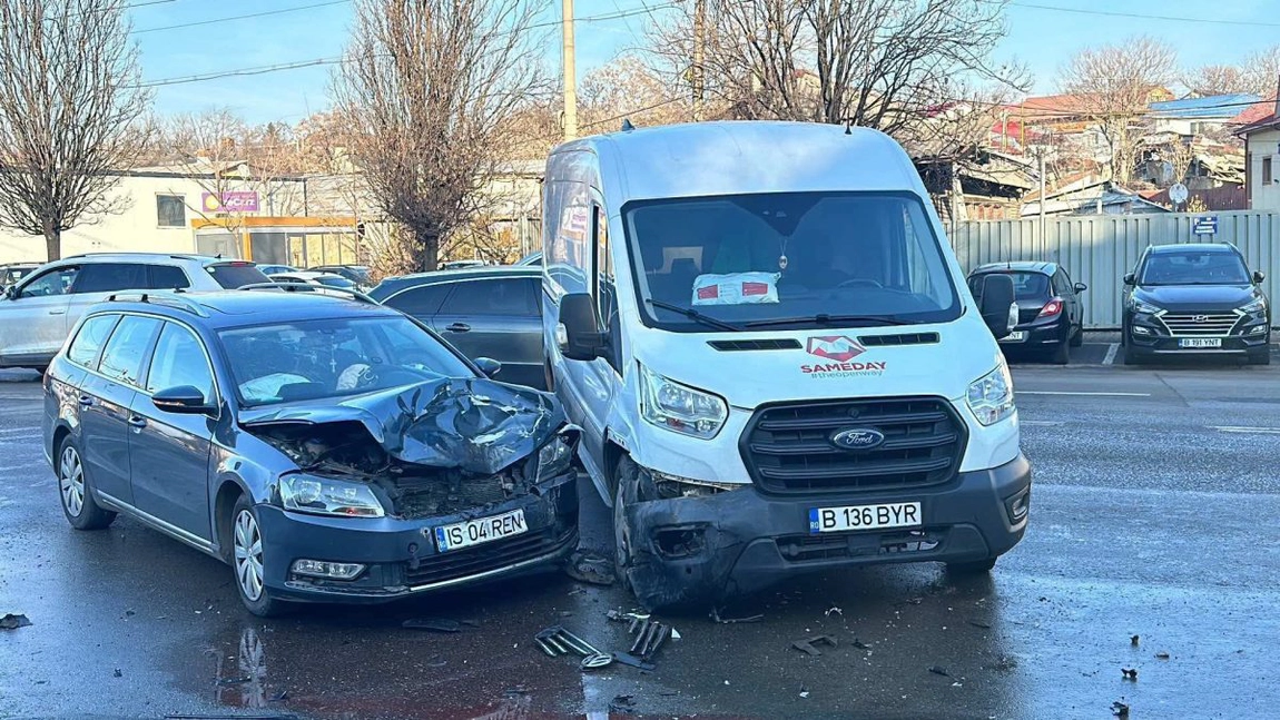 Accident rutier în Iași! O dubă de livrări și un autoturism au intrat în coliziune