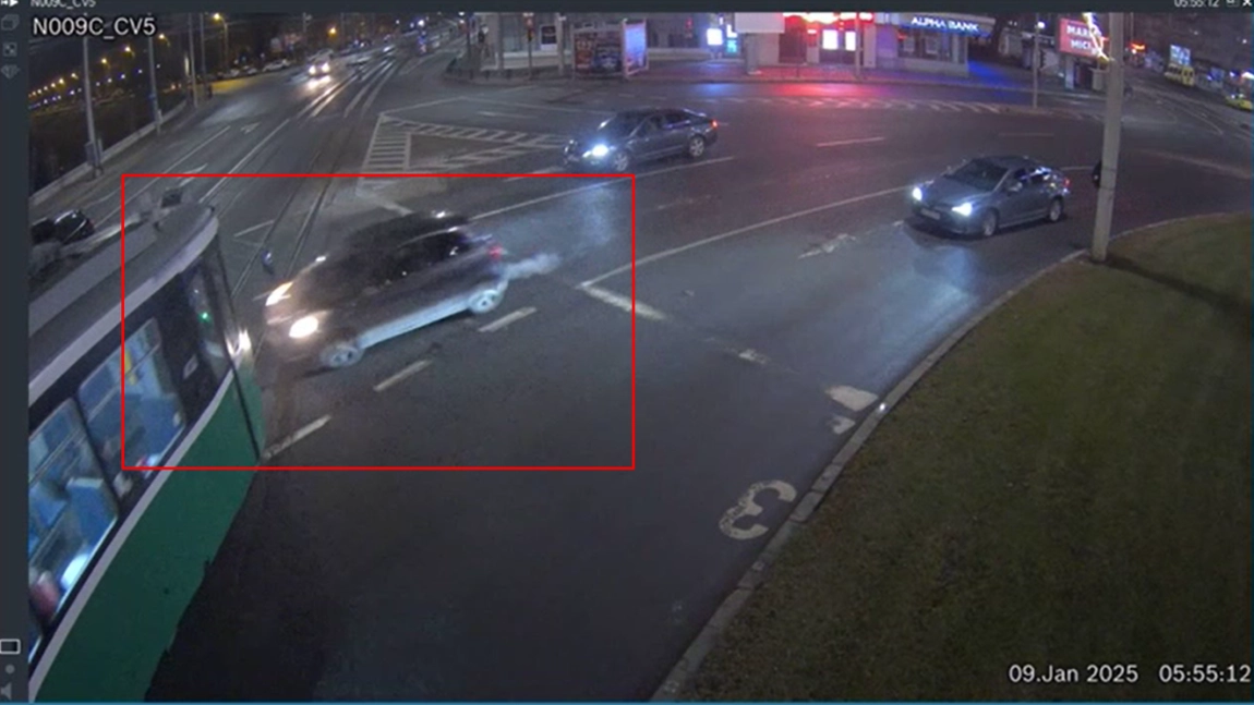 Accident rutier în Podu Roș! Un autoturism a intrat în coliziune cu un tramvai. Momentul impactului, surprins de camere