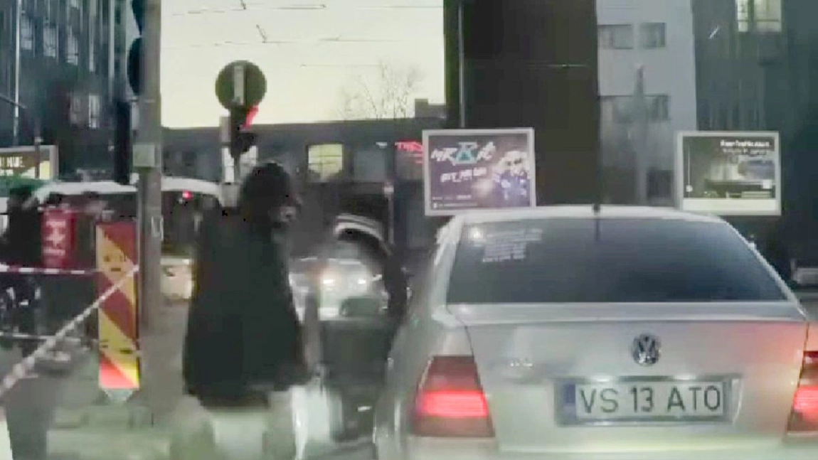 Adevărul din spatele unei filmări care a scandalizat internetul. Iată de ce sare dintr-o mașină un tânăr din Iași și izbește un om al străzii