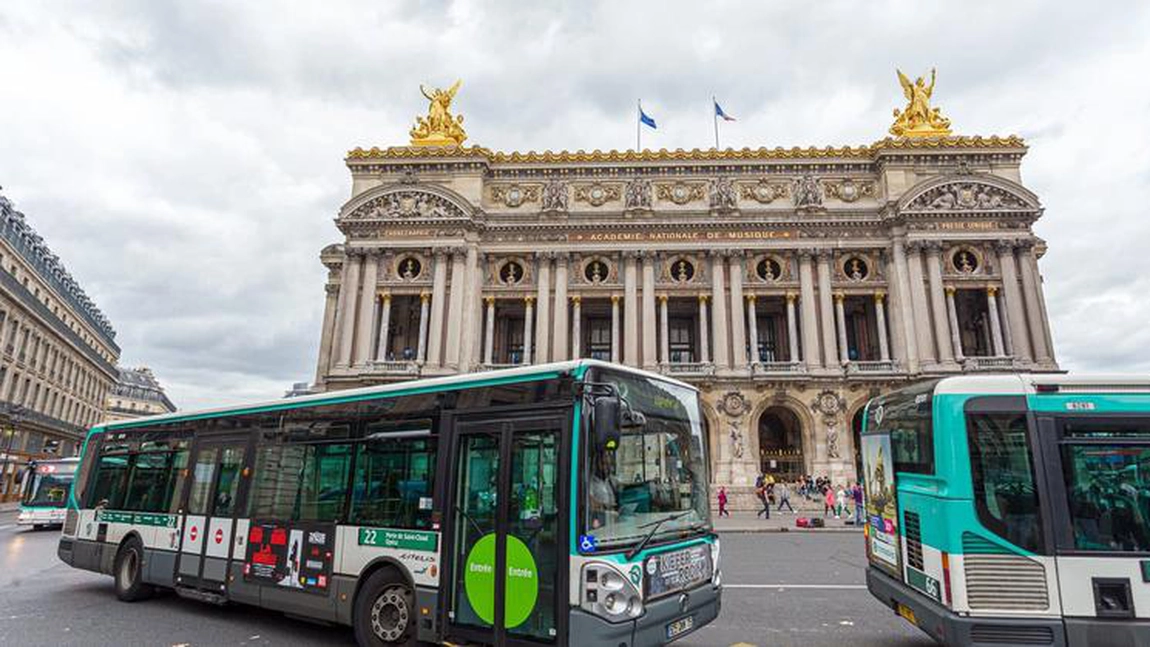 Atac armat la Paris. Au fost vizate două autobuze ce aparțin de sistemul de transport public