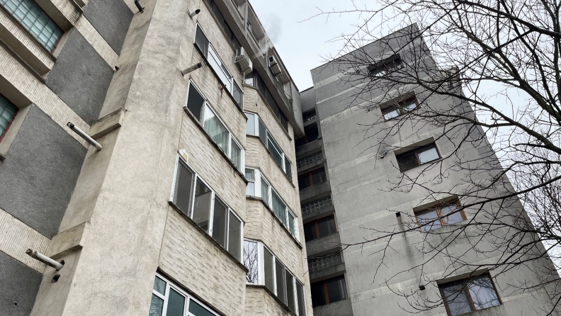 Imagini de groază! Un bloc din Copou, locuit de VIP-uri, se dărâmă! Imobilul se sprijină deja de altă clădire: „Se poate întâmpla oricând o tragedie”