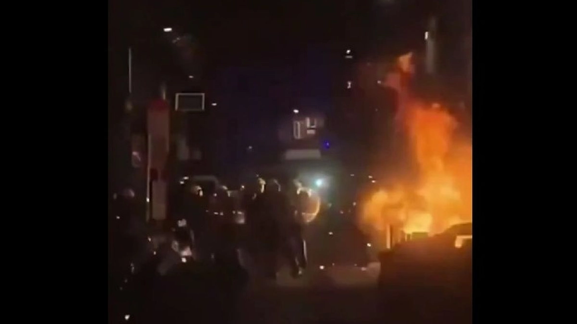 Bruxelles-ul, cuprins de haos în noaptea de Anul Nou. Cel puţin 60 de maşini au ars, iar pompierii au fost loviţi cu pietre