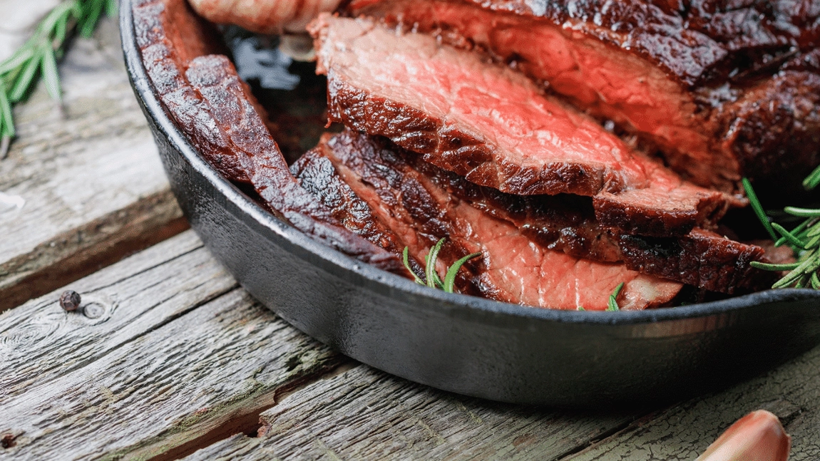 Cum să prepari cea mai fragedă carne de vită la cuptor. Încearcă două rețete delicioase pentru o masă savuroasă
