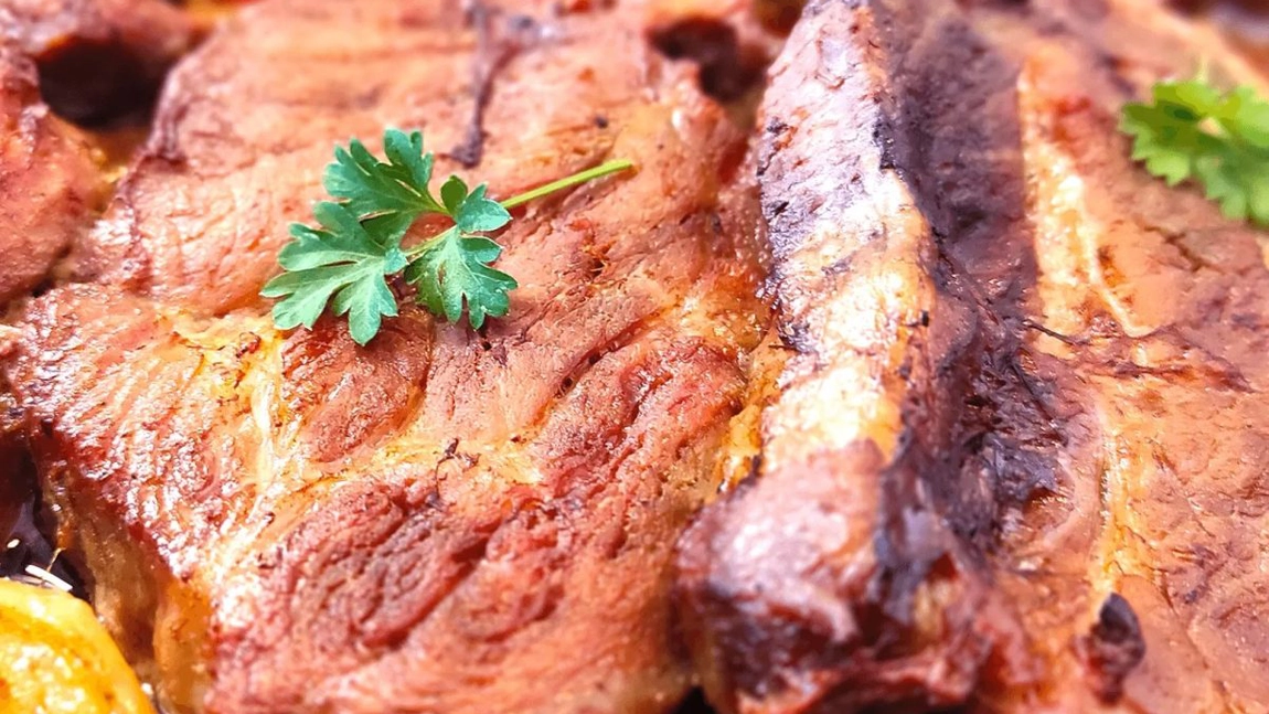 Ceafă de porc feliată, gătită la cuptor. Rețeta clasică ce va cuceri întreaga familie