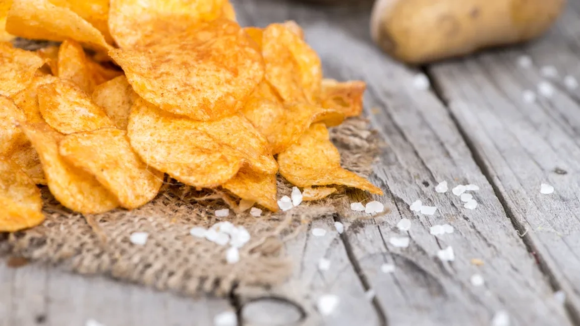 Chipsuri la cuptor. Încearcă o variantă sănătoasă și delicioasă pentru gustări