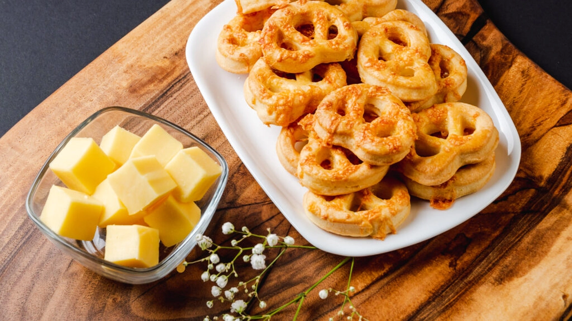 Cum să pregătești cei mai fragezi biscuiți și covrigei cu brânză. Rețete delicioase de sărățele prin care să îți surprinzi invitații