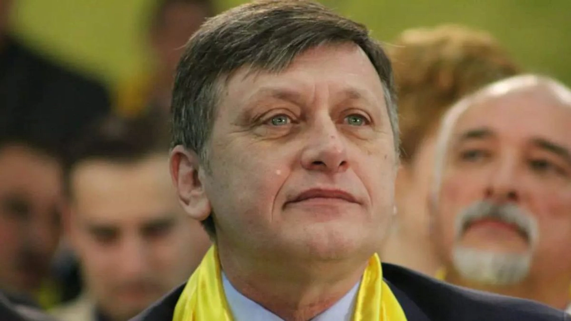 Cele mai importante femei din viața lui Crin Antonescu. Fata, rămasă orfană de mamă de mică, a fost crescută de actuala soție