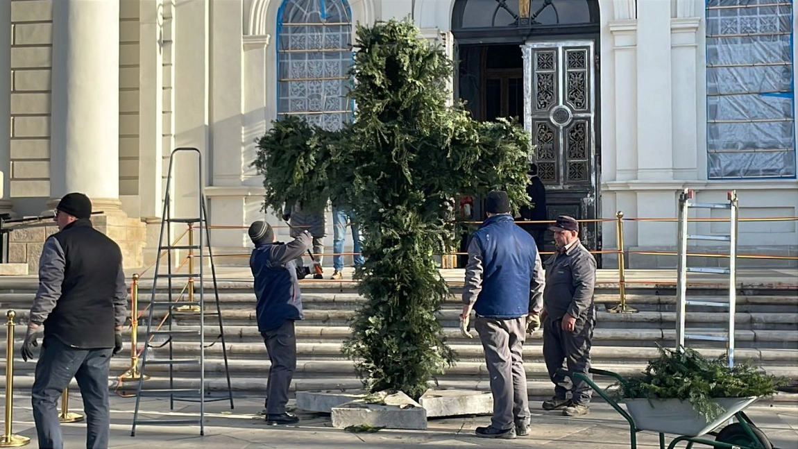 Crucea de Bobotează de la Catedrala Mitropolitană din Iași este pregătită de sărbătoare